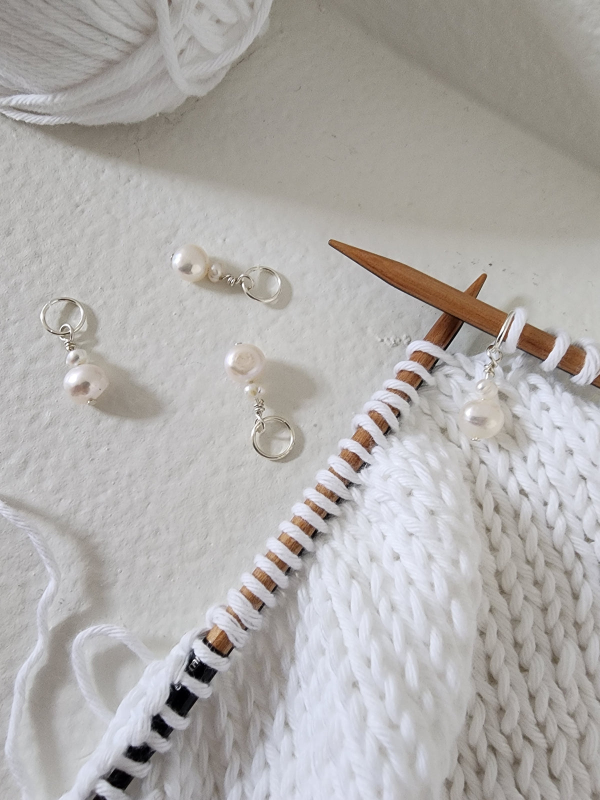 Double White Pearl Stitch Markers – Silver (4pcs)