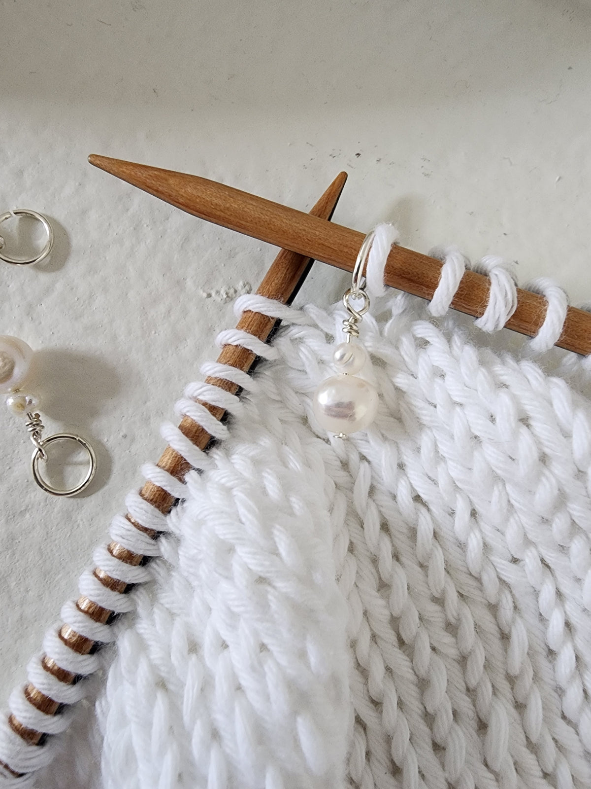Double White Pearl Stitch Markers – Silver (4pcs)