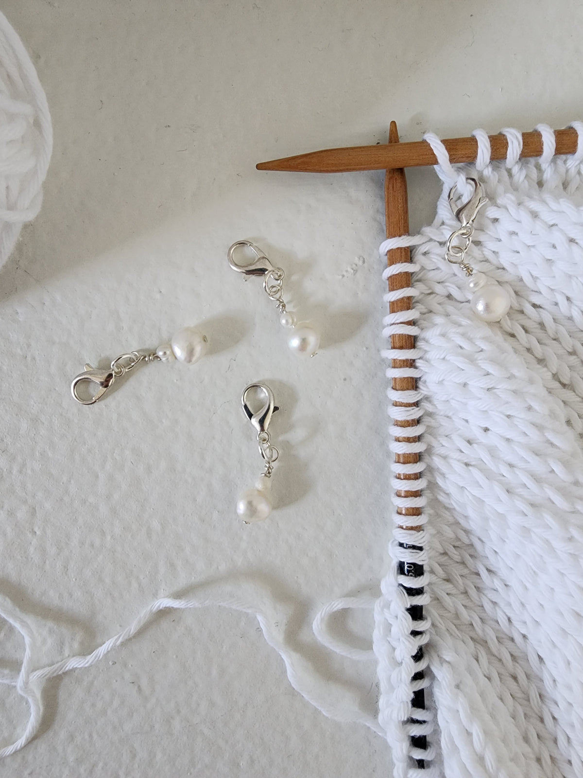 Double White Pearl Stitch Markers – Silver (4pcs)