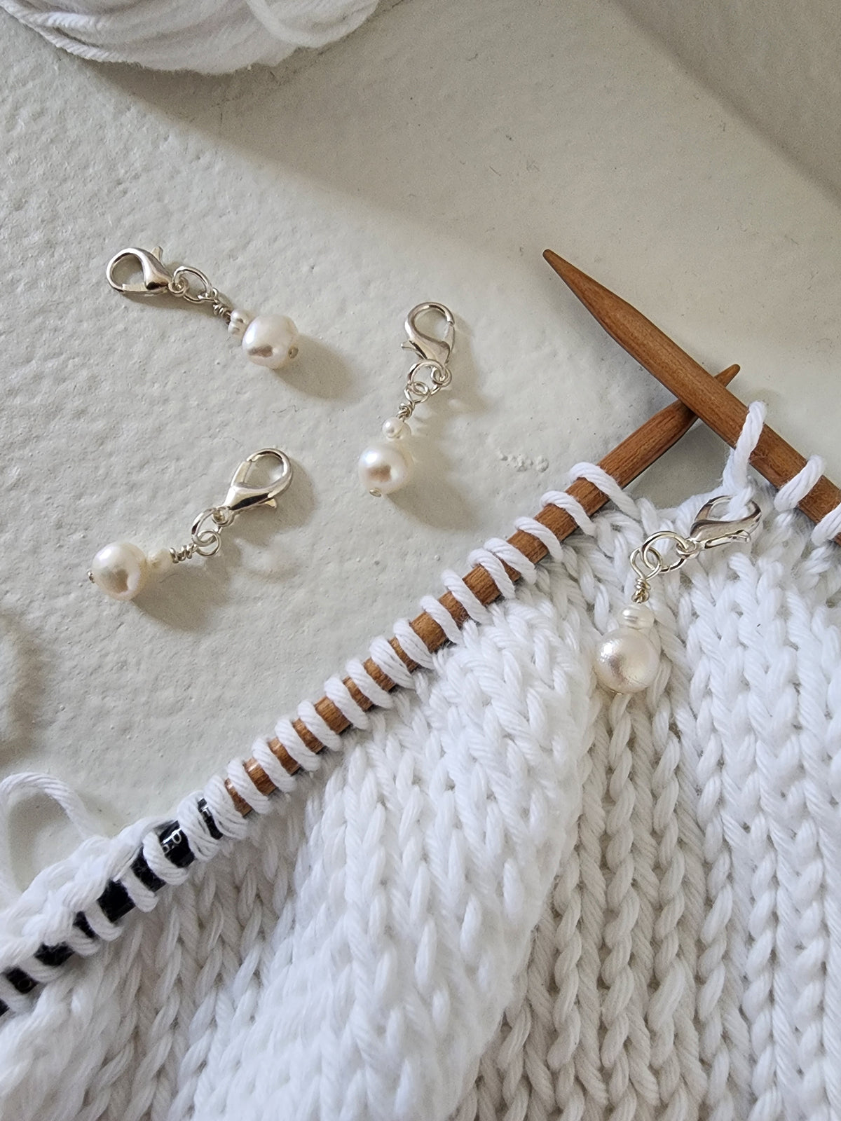 Double White Pearl Stitch Markers – Silver (4pcs)