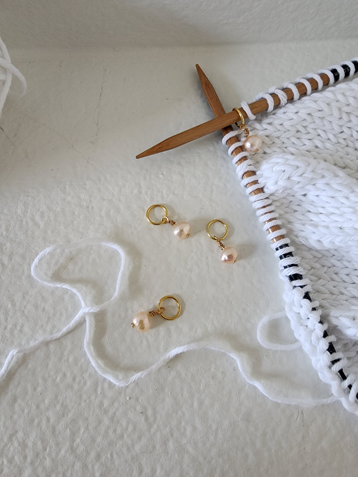 Pink Freshwater Pearl Stitch Marker Set – Gold (4pcs)