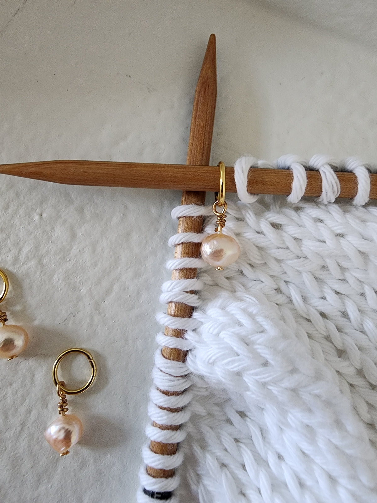 Pink Freshwater Pearl Stitch Marker Set – Gold (4pcs)