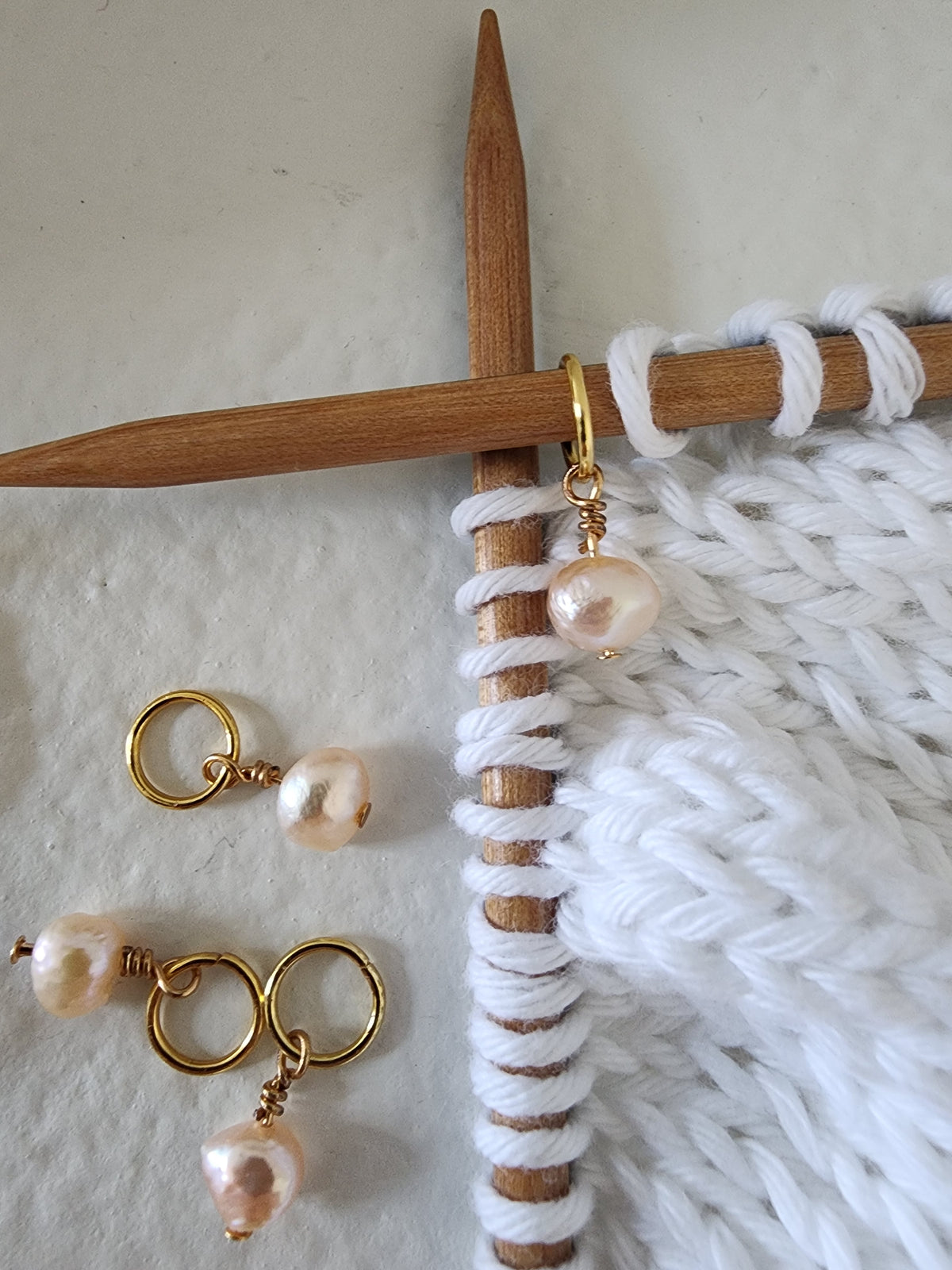 Pink Freshwater Pearl Stitch Marker Set – Gold (4pcs)