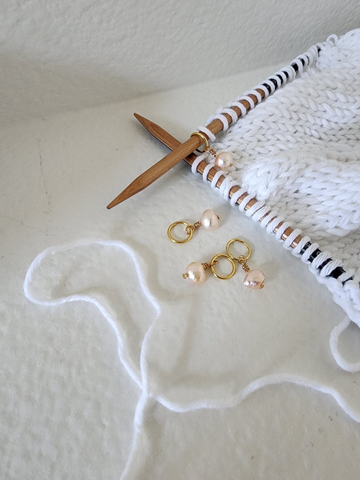 Pink Freshwater Pearl Stitch Marker Set – Gold (4pcs)