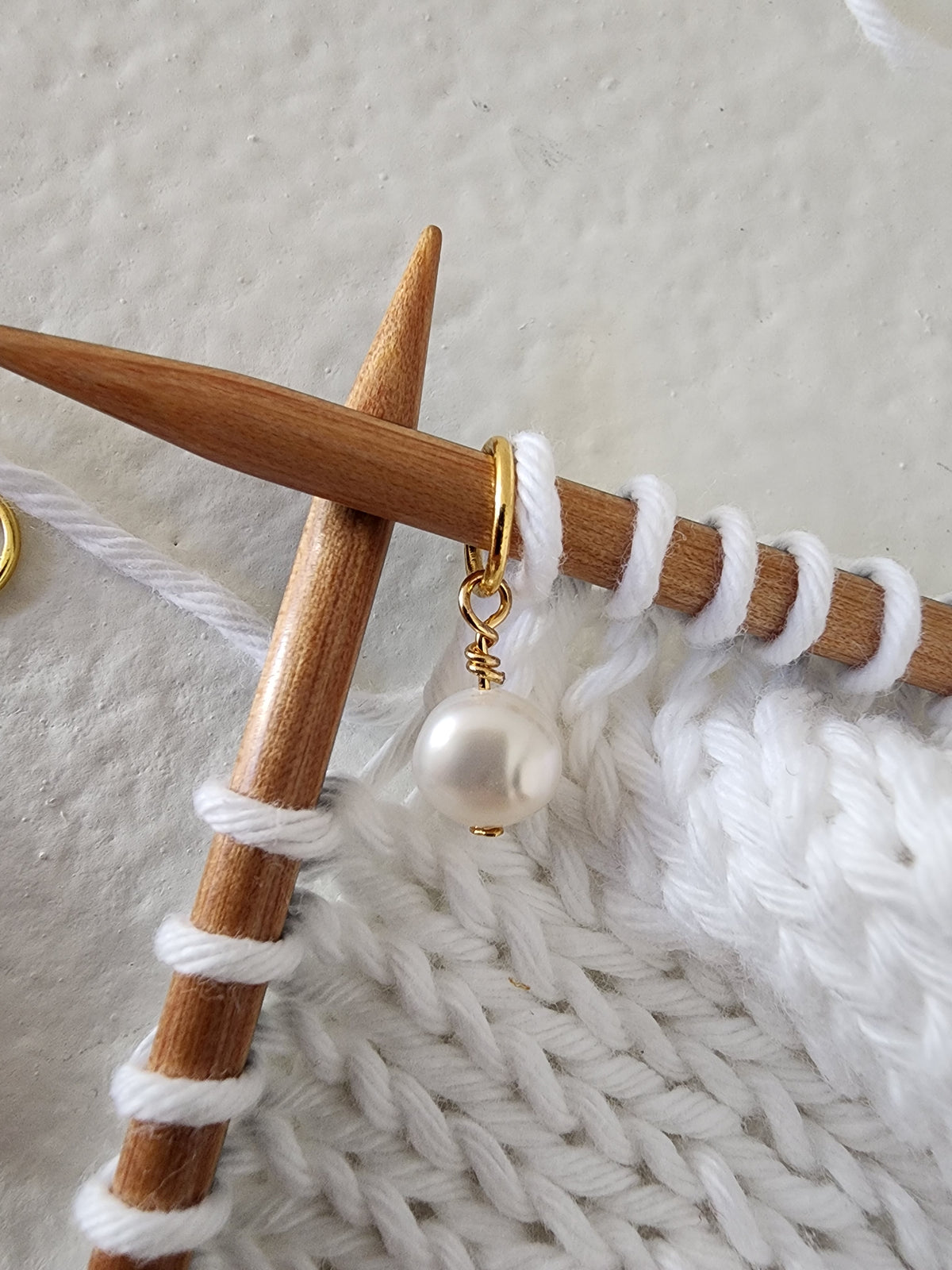 White Pearl Stitch Markers - Gold (4pcs)