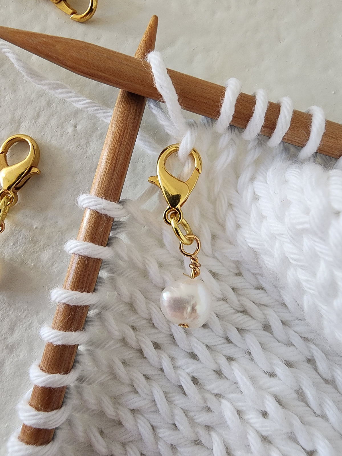 White Pearl Stitch Markers - Gold (4pcs)
