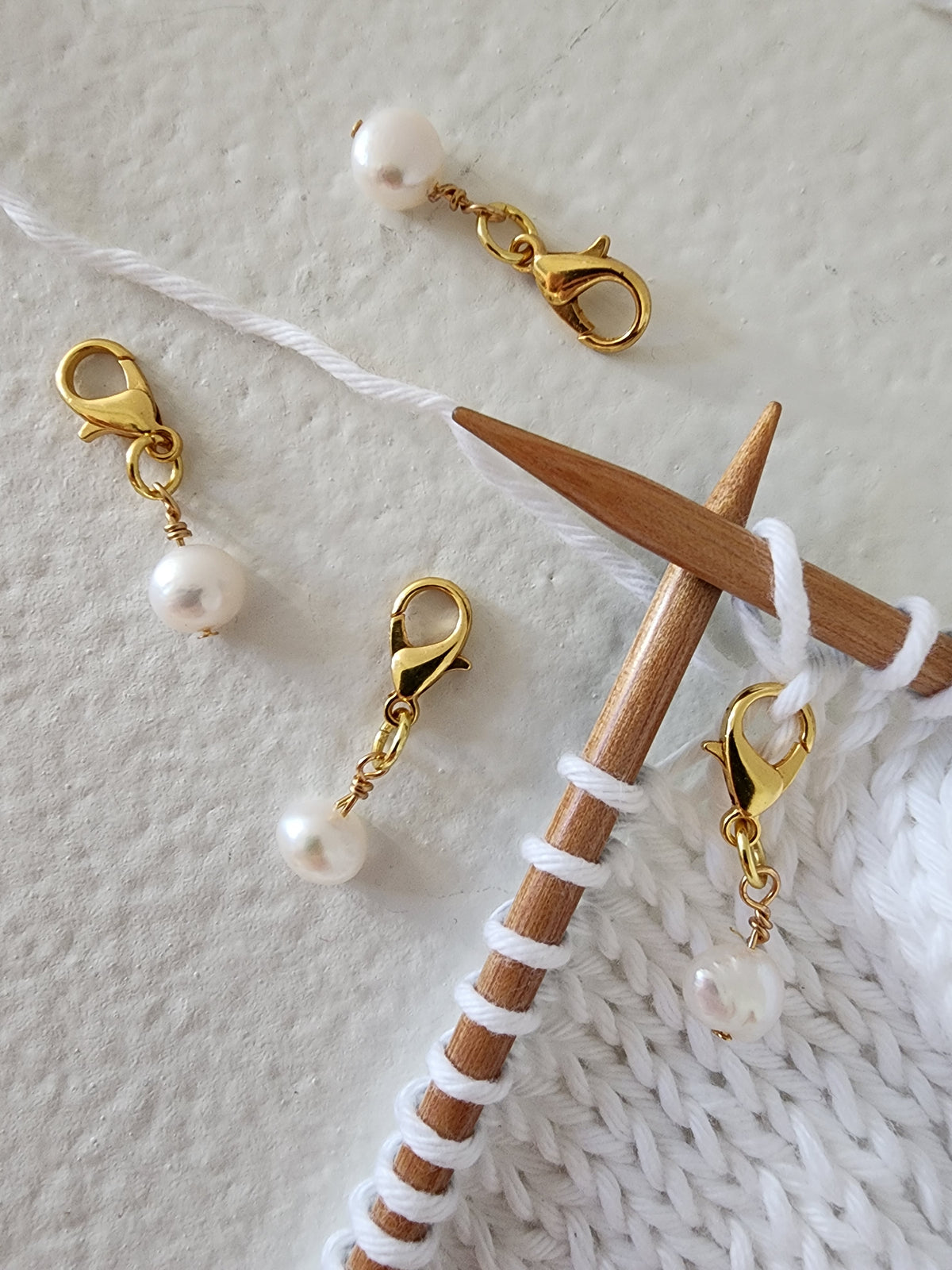 White Pearl Stitch Markers - Gold (4pcs)