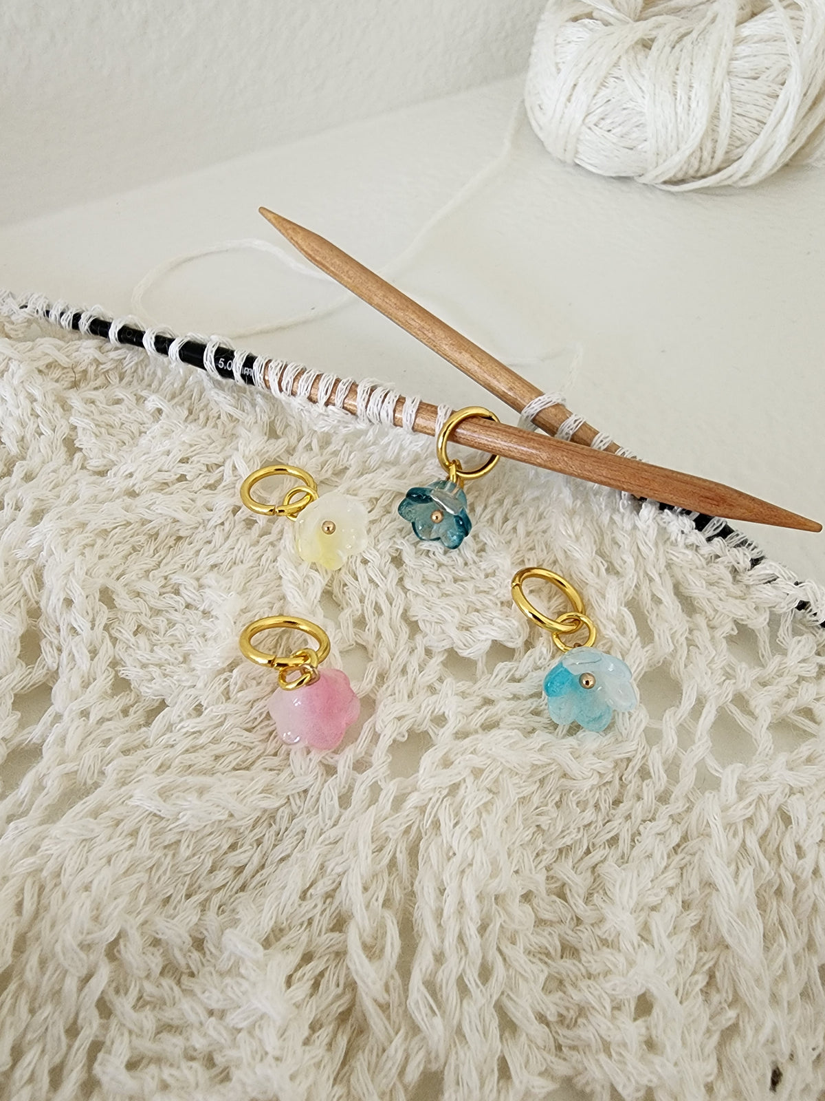18K Gold plated Glass Bell Flower stich markers with ring (4pcs)