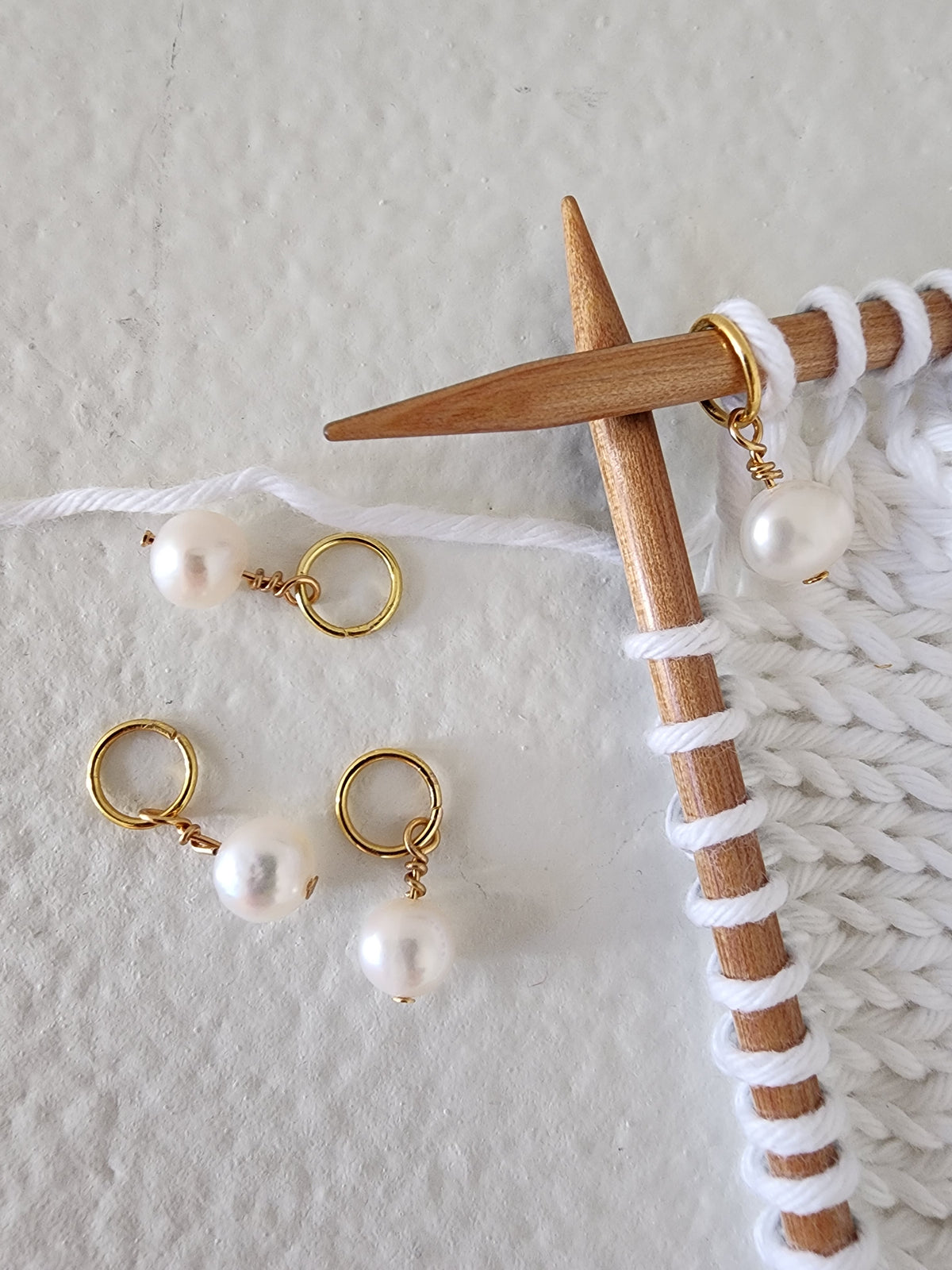 White Pearl Stitch Markers - Gold (4pcs)