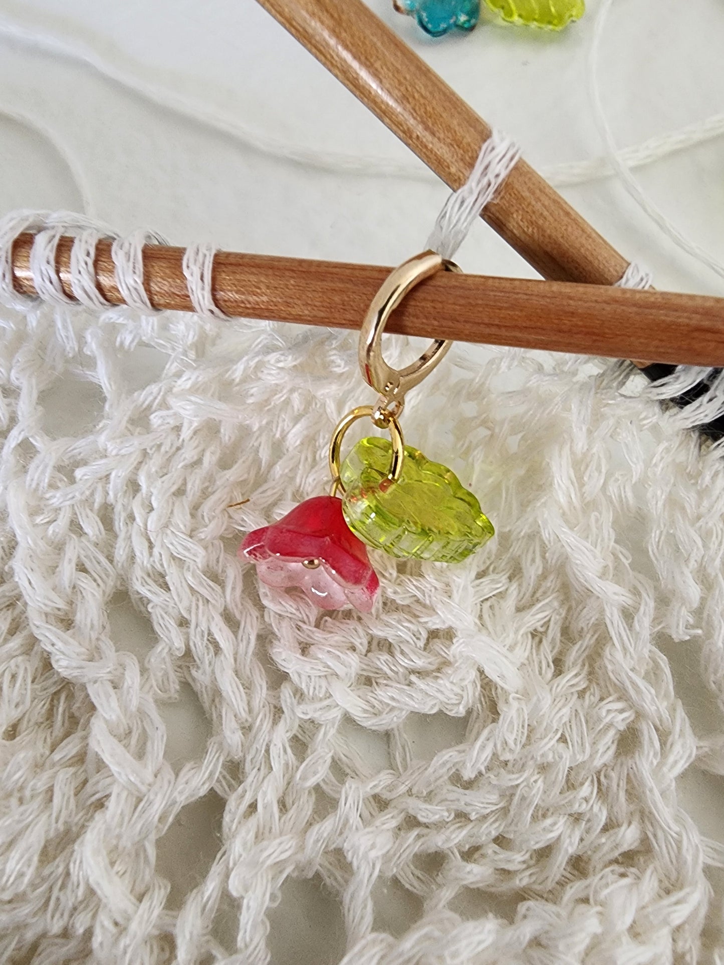 Glass Bell Flower Stich Markers with clasp (4pcs)